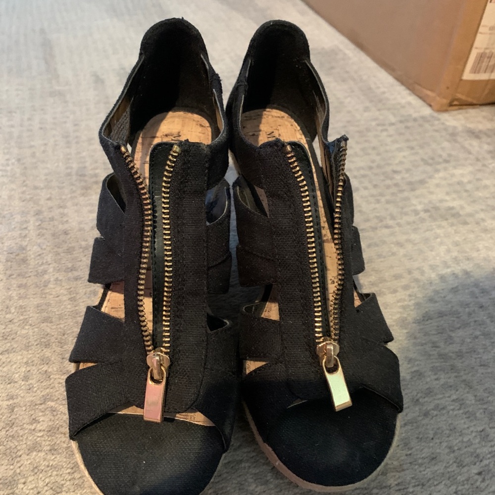 Black wedges